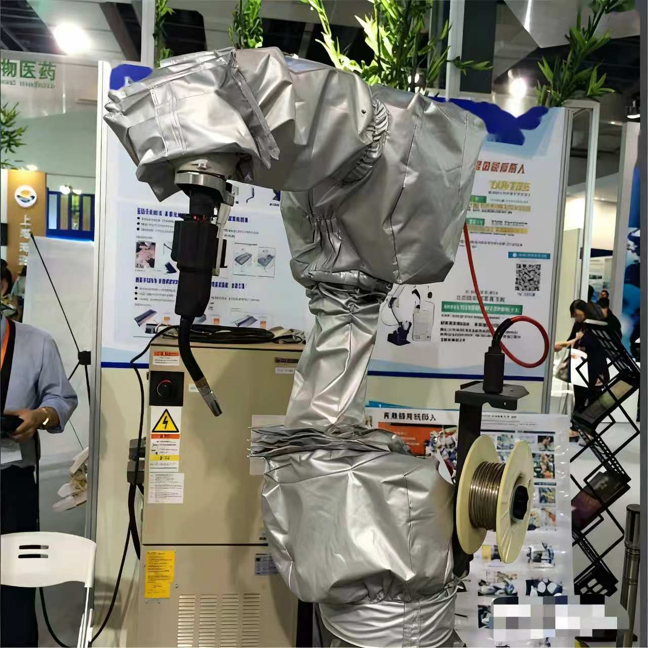 焊接与飞溅机器人防护服现场参考